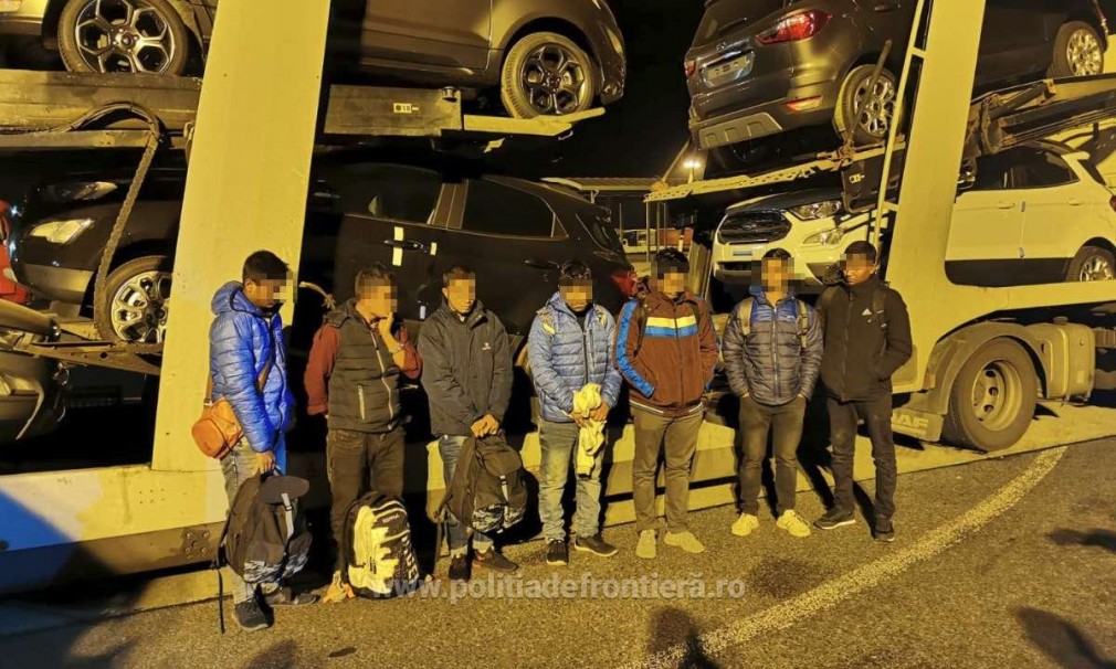 15 migranți care voiau să iasă ilegal din țară, găsiți în trei camioane