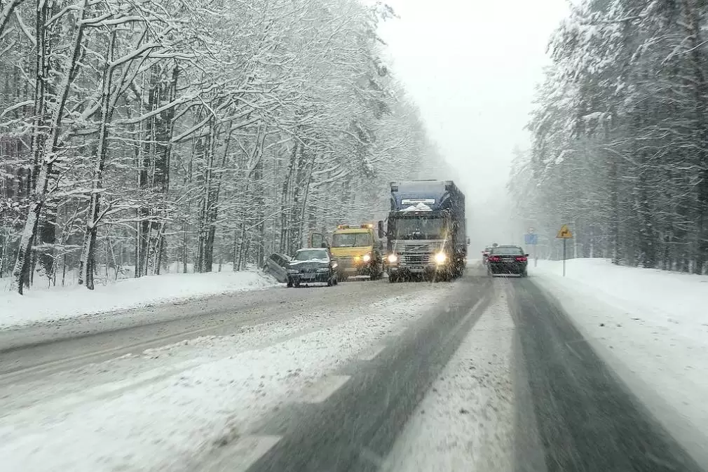Grav accident cu un CAMION. Șofer încarcerat