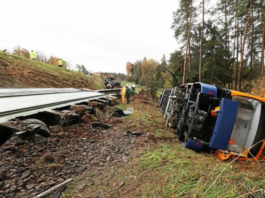 Un camion care transporta un tramvai de 42 de metri s-a răsturnat