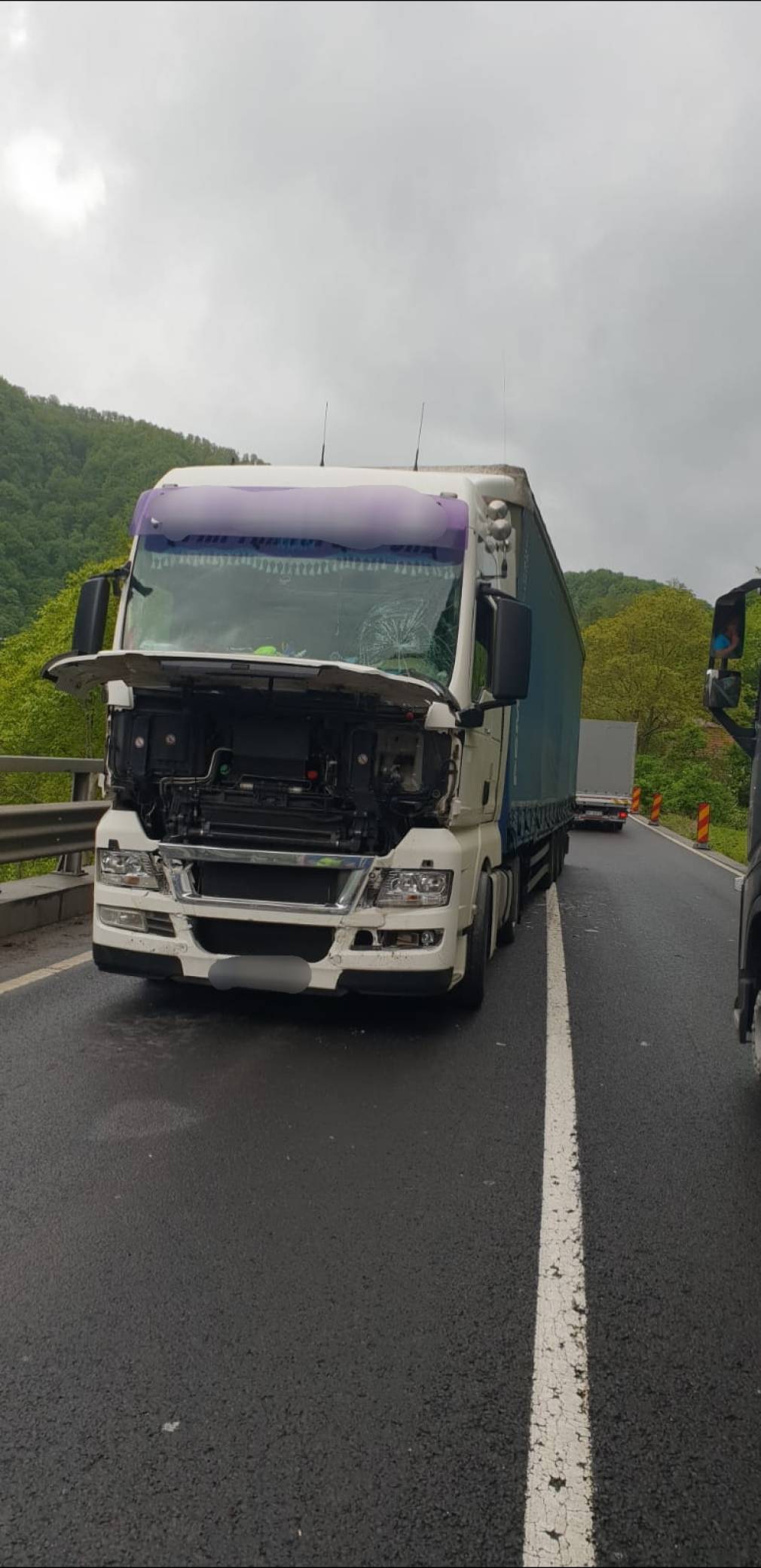 Carambol, după ce un camion a fost scăpat de sub control