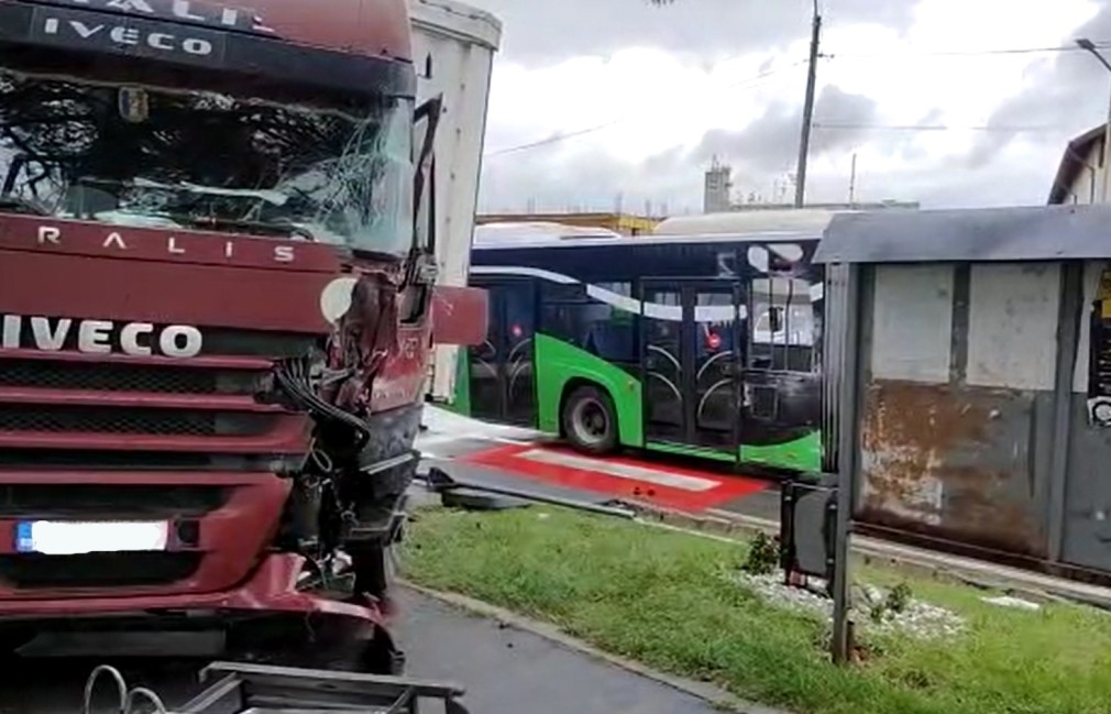 Un camion s-a oprit într-un autocar