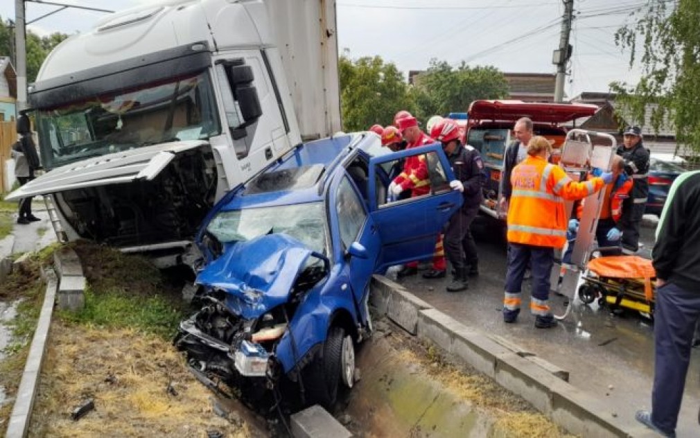 VIDEO Supravieţuire miraculoasă, în urma unei coliziuni între un autoturism şi un camion