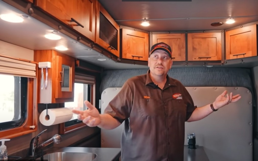 VIDEO Doi soți s-au mutat într-un camion și duc o viață de vis