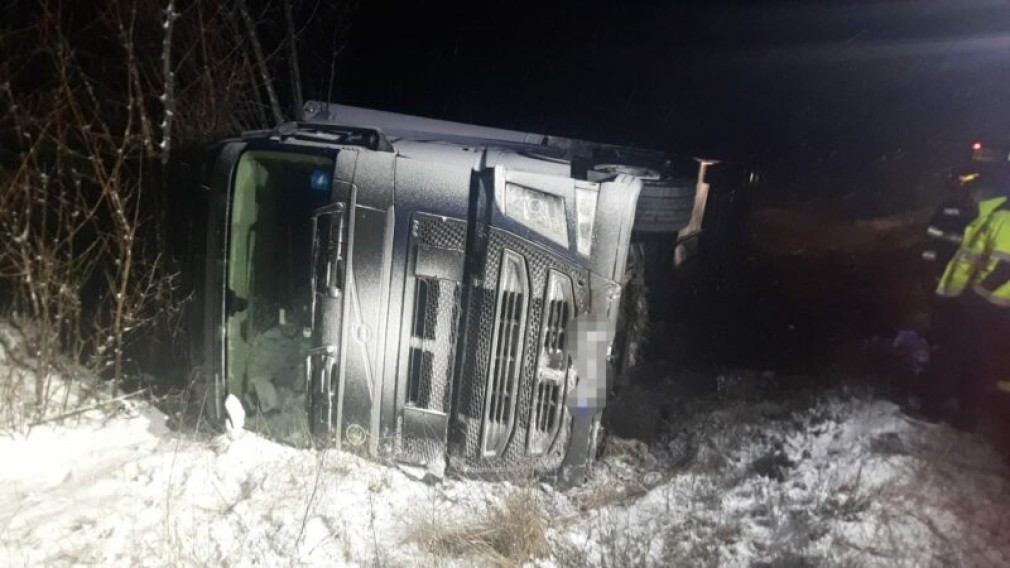 Camion plin cu pui refrigerați, răsturnat pe un drum din Argeș
