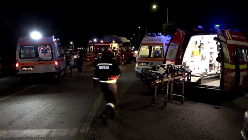 Grav accident în Arad. Un autobuz cu 60 de muncitori a fost lovit de un CAMION