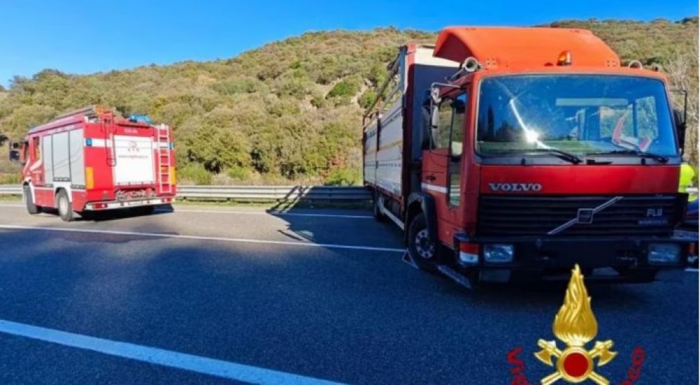 Un șofer a murit în timp ce aranja marfa în remorcă. Camionul s-a pornit din senin și l-a strivit
