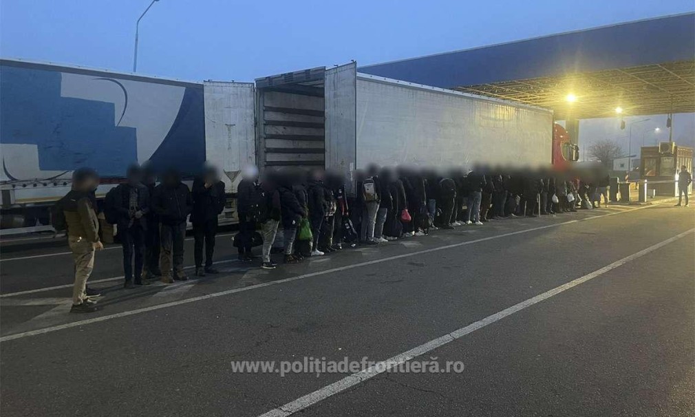 65 de migranți ascunşi într-un camion încărcat cu profile din aluminiu