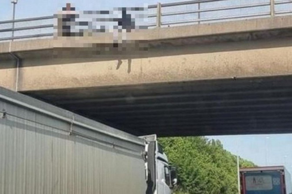 Șofer, erou în UK. A parcat camionul sub un pod, împiedicând o persoană să se sinucidă