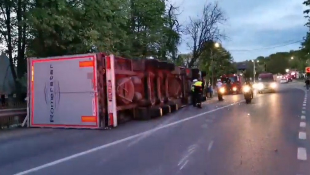 VIDEO. Accident grav în Iași, între un microbuz și un camion cu semiremorcă: 13 răniți duși la spital