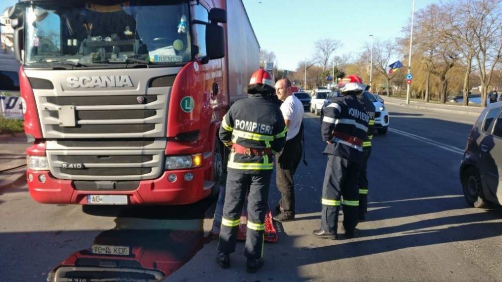 Poliția a intervenit după ce unui camion i s-a spart rezervorul