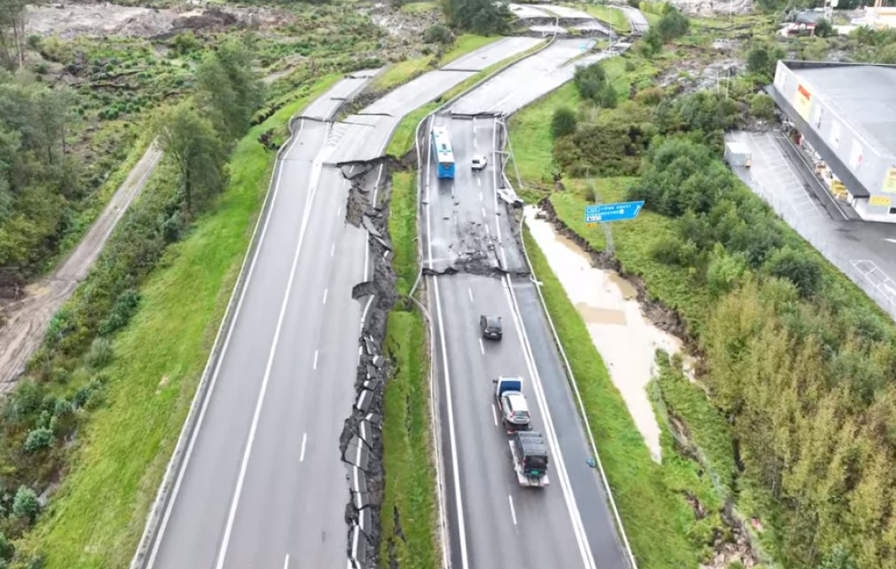 VIDEO. Șofer român de camion, prins în alunecarea de teren care a surpat o autostradă în Suedia