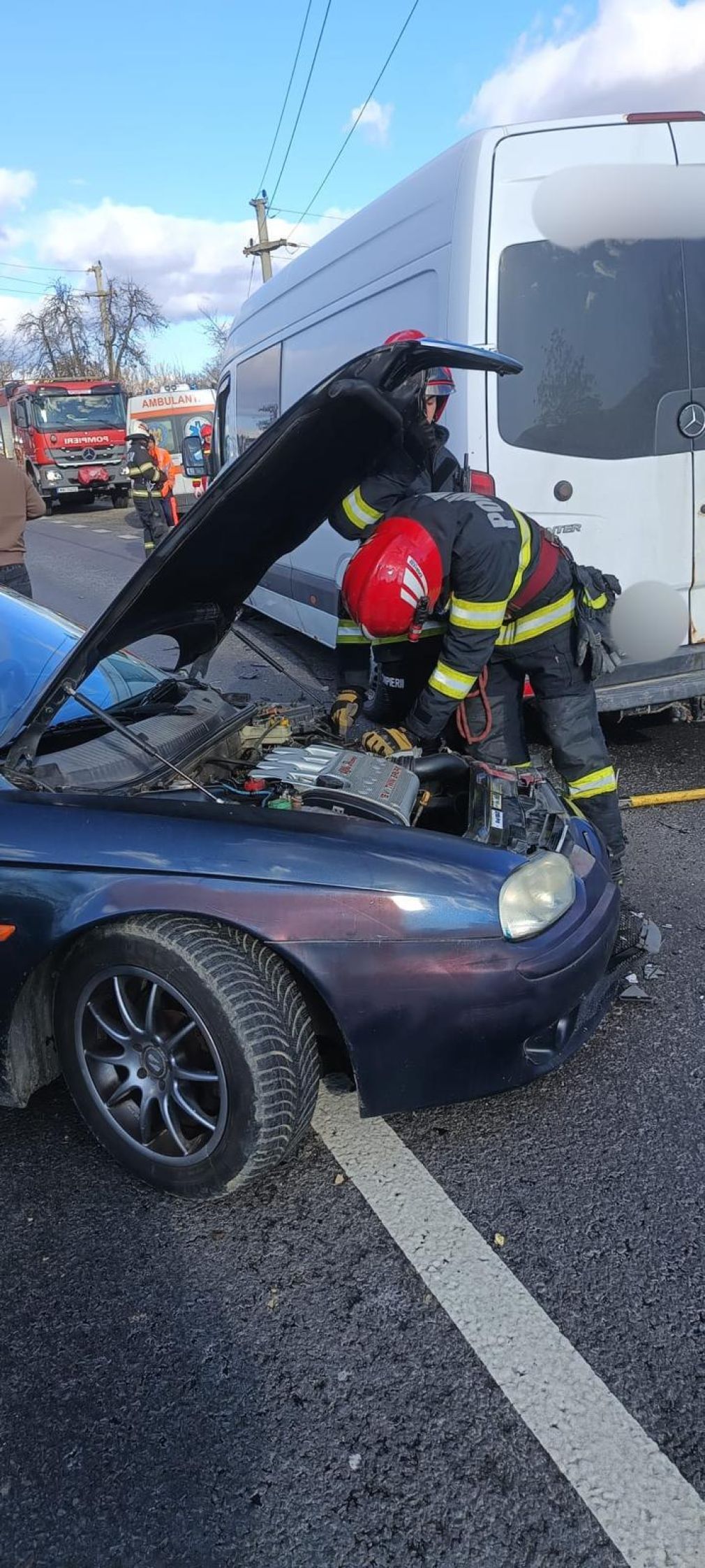 Impact violent între un autoturism și un microbuz