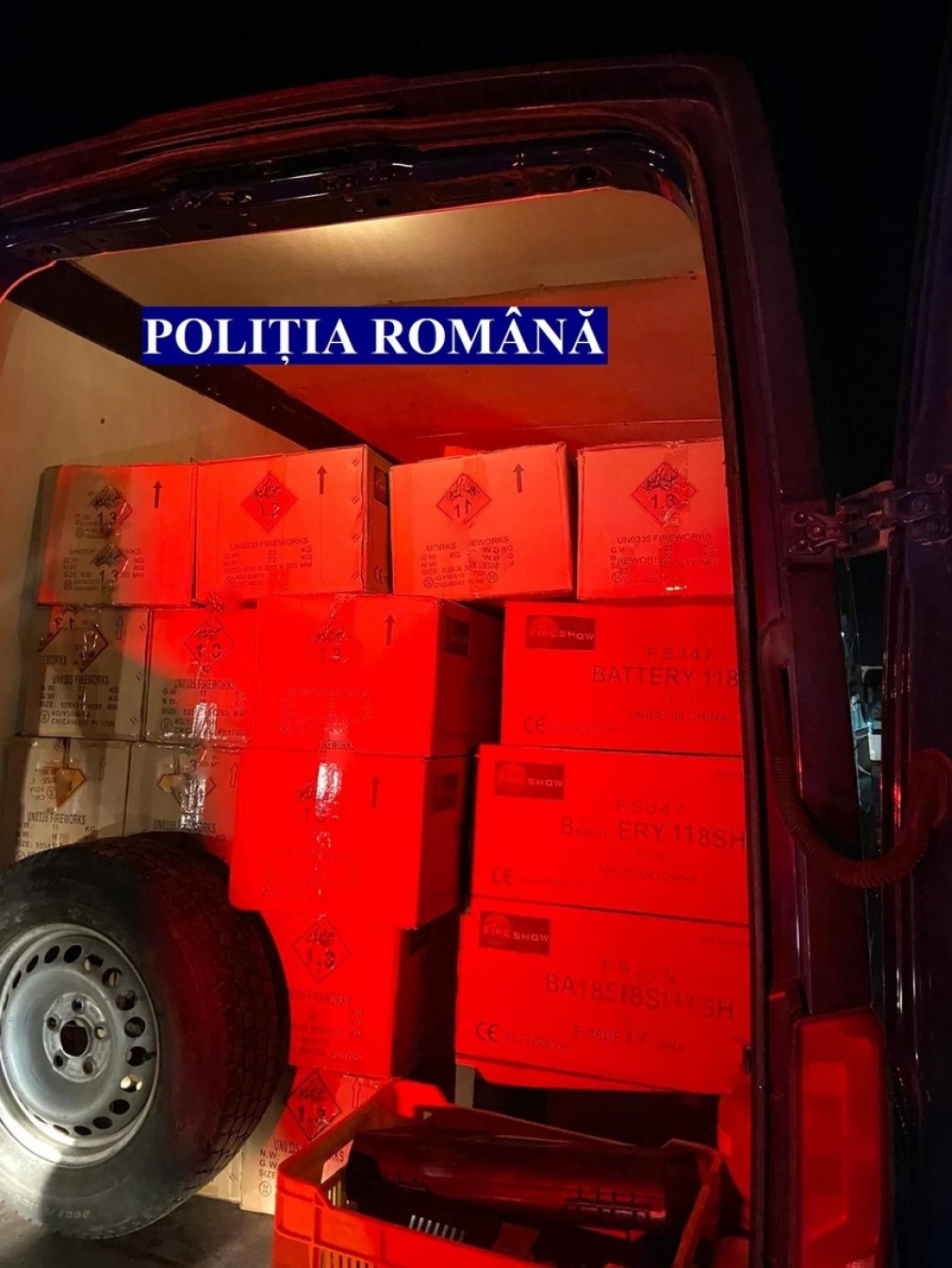 Şase tone de articole pirotehnice, confiscate din două autoutilitare