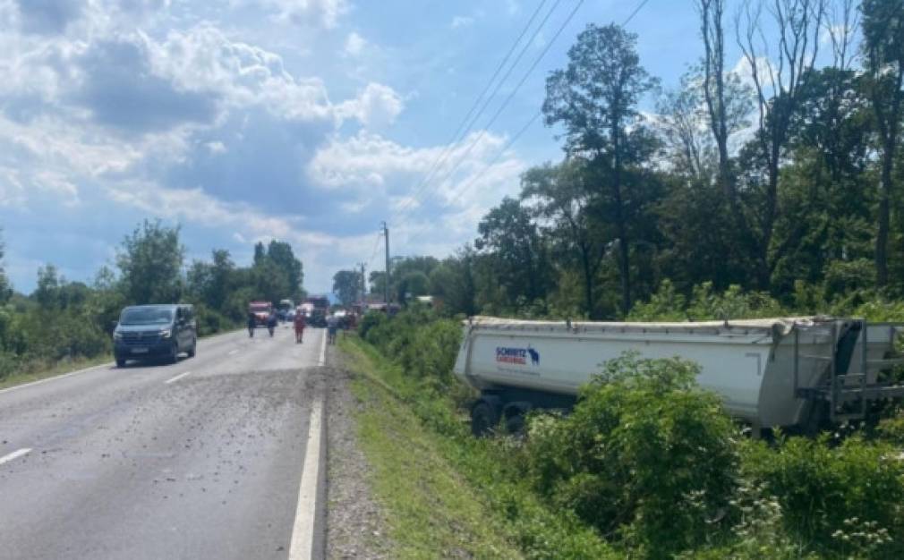 Un șofer a murit, altul a avut zile. Camionul a ieșit în decor