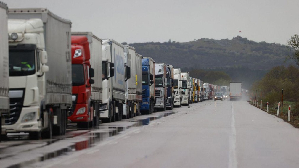 Crește traficul de camioane ucrainene care tranzitează România. Câte camioane așteaptă să iasă din țară