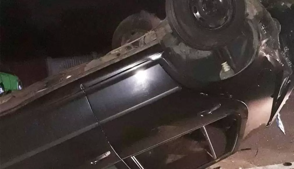 Doi tineri internați la spital! Mașina în care se aflau, lovită din spate de un camion