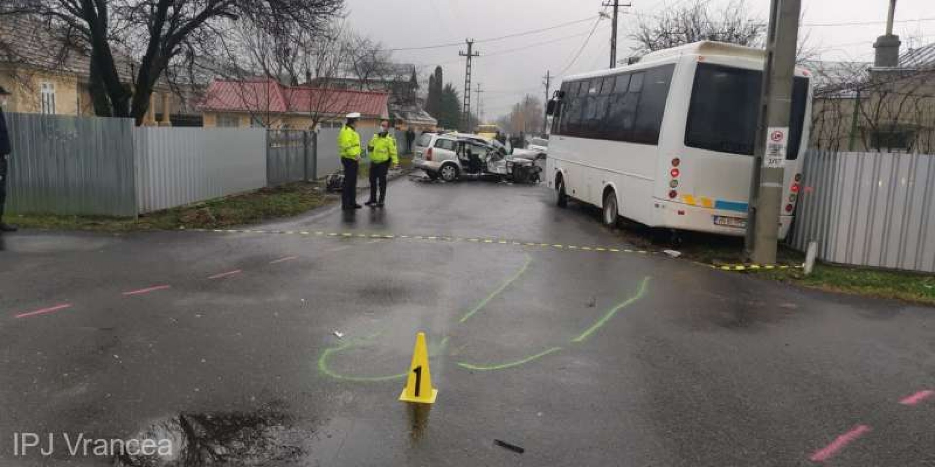 Două persoane rănite în urma coliziunii dintre un autobuz şi un autoturism