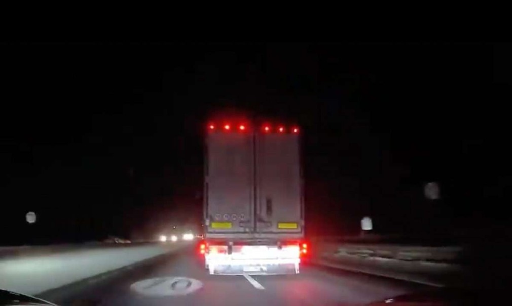 VIDEO Șicane periculoase în trafic cu un camion și un autoturism