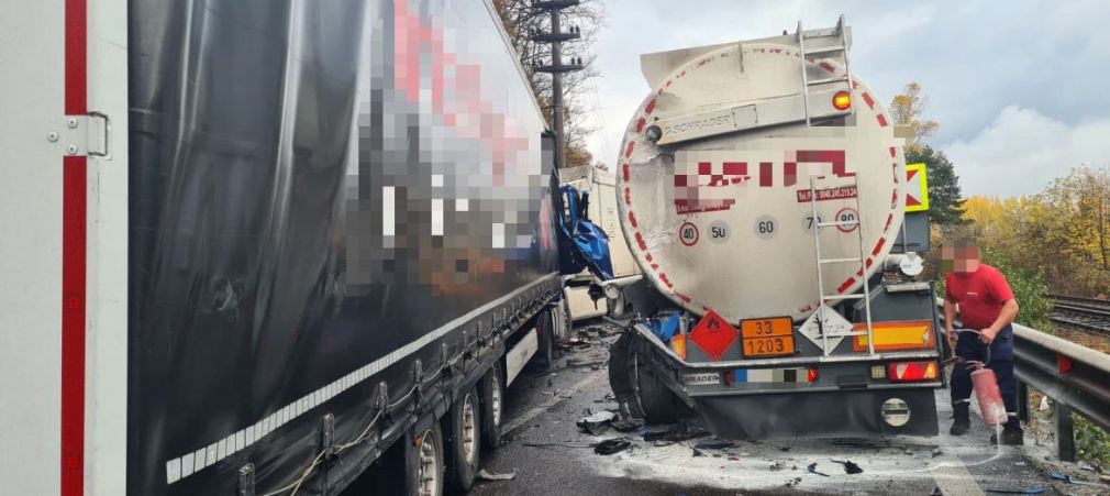 FOTO Grav accident cu 2 camioane și o cisternă pe Valea Oltului