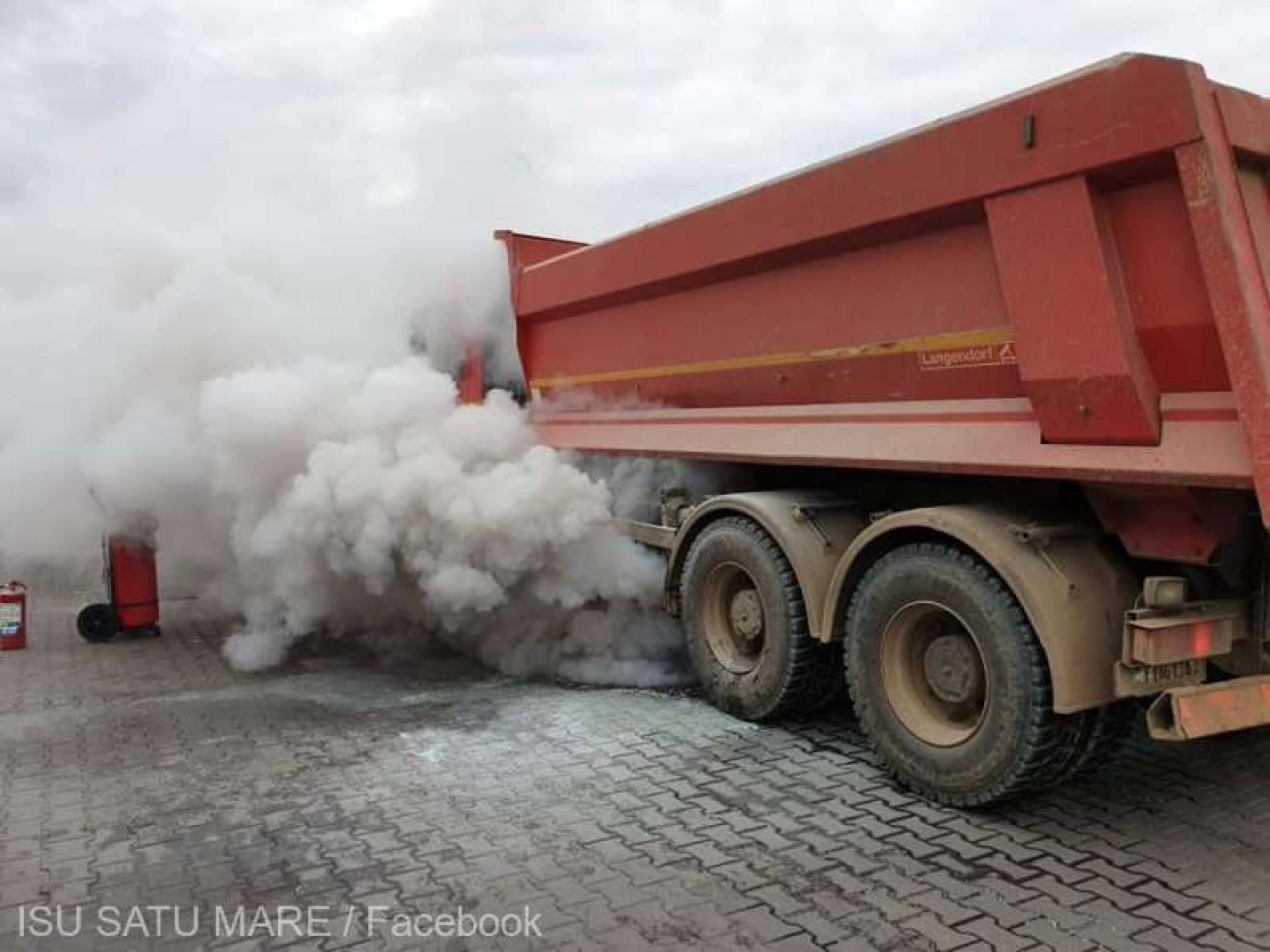 Inconștiență: un camion în flăcări a oprit într-o benzinărie