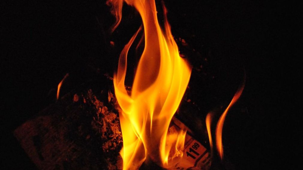 Incendiu la o fabrică, după ce un camion-cisternă a luat foc