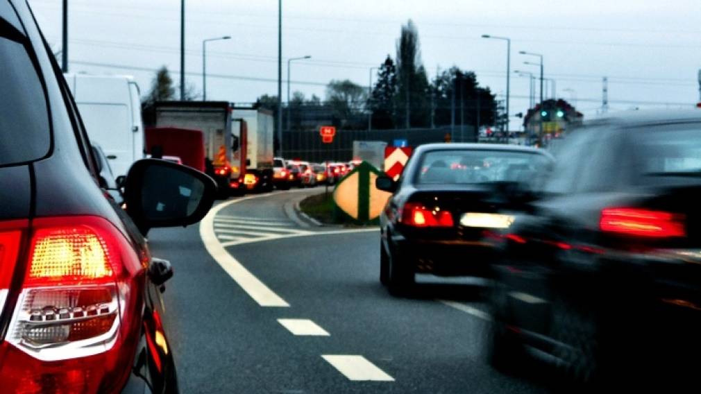 Un bărbat a murit după ce s-ar fi aruncat dintr-un autocar aflat în mers