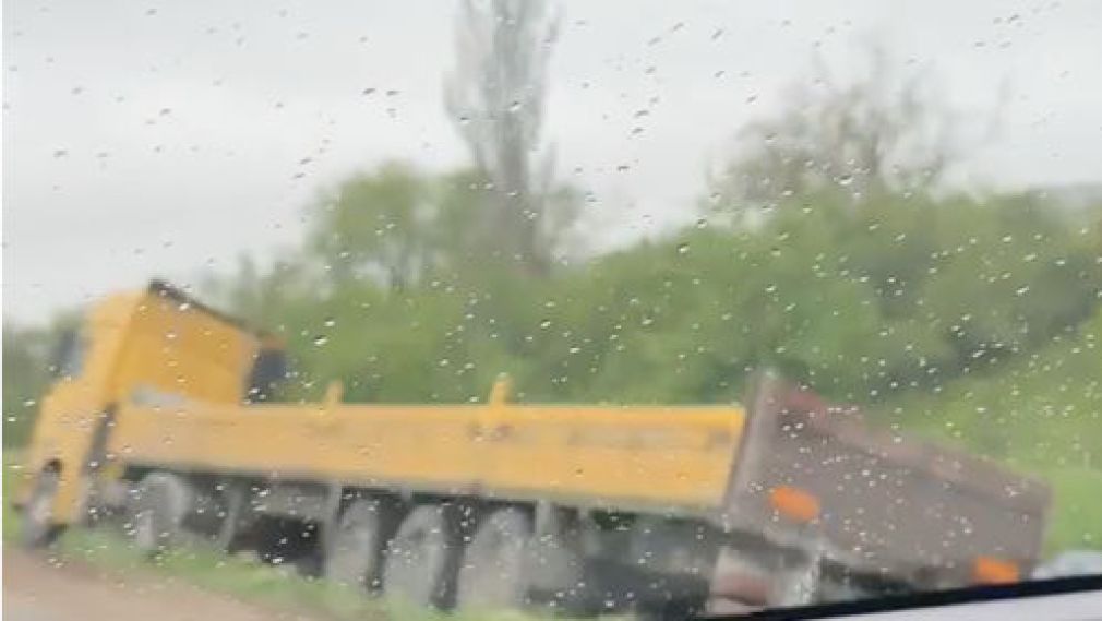 VIDEO Un camion a ajuns în șanț. Șoferul a condus prea tare pe ploaie