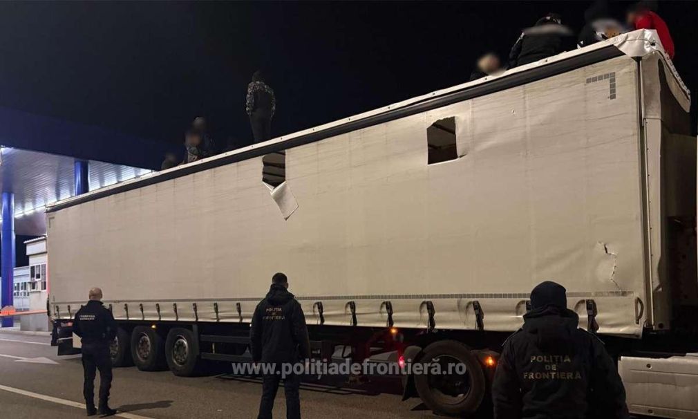 38 de migranti descoperiti de polițiștii de frontieră ascunşi într-un TIR