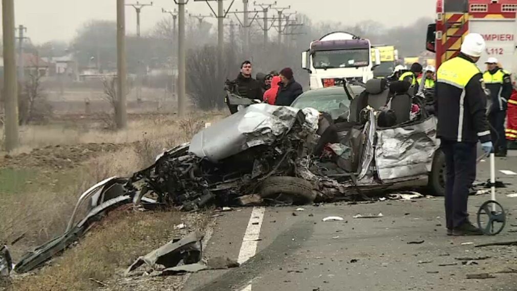 VIDEO O șoferiță de 19 ani a depășit un camion. Ea și 2 persoane au murit