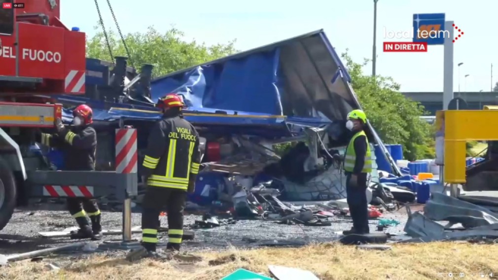 Italia. Șapte victime într-un accident grav cu un camion cu acid
