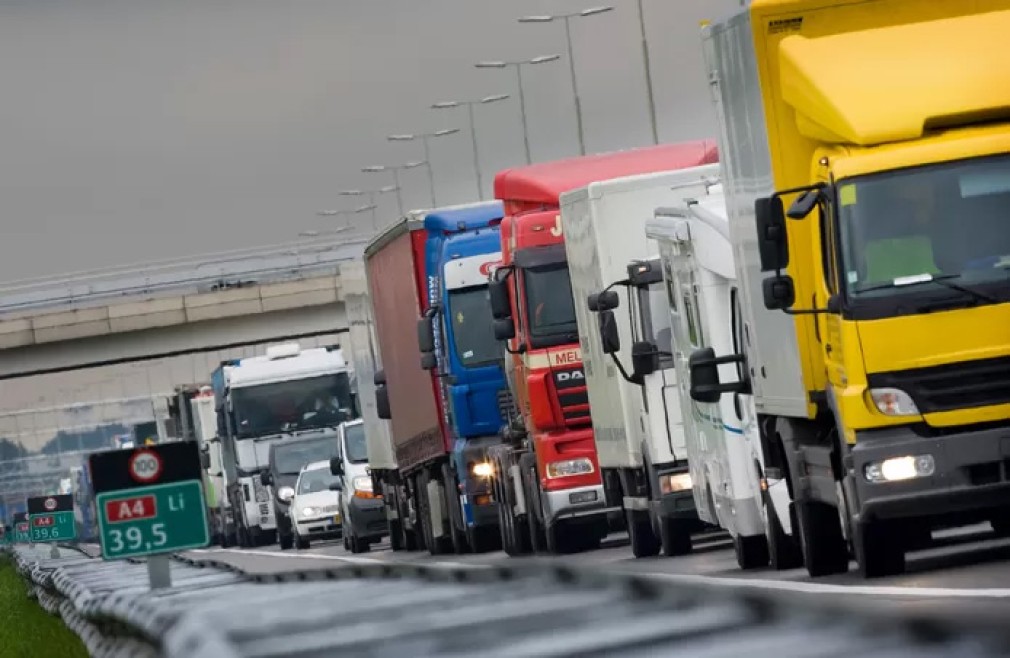 Olanda. Doi hoți români de motorină camioane, arestați pentru plăcuțe de înmatriculare false