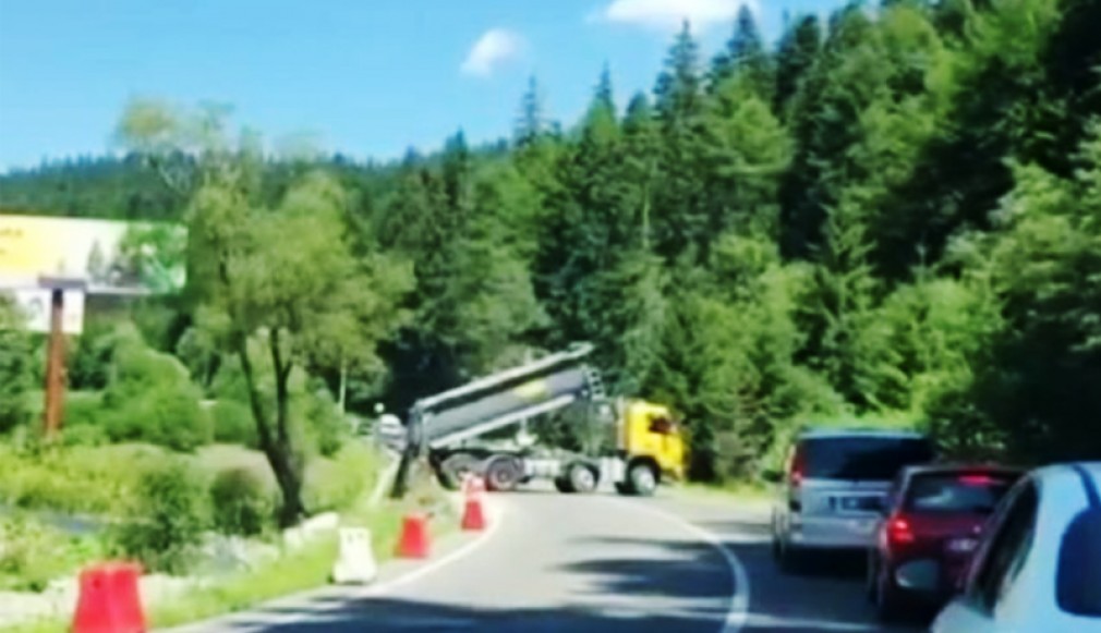 VIDEO. Un șofer profesionist a blocat un drum ca să verse gunoaie în râul Azuga