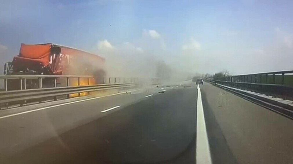 VIDEO Un camion scăpat a rupt parapetele și a luat foc, pe Autostrada Soarelui