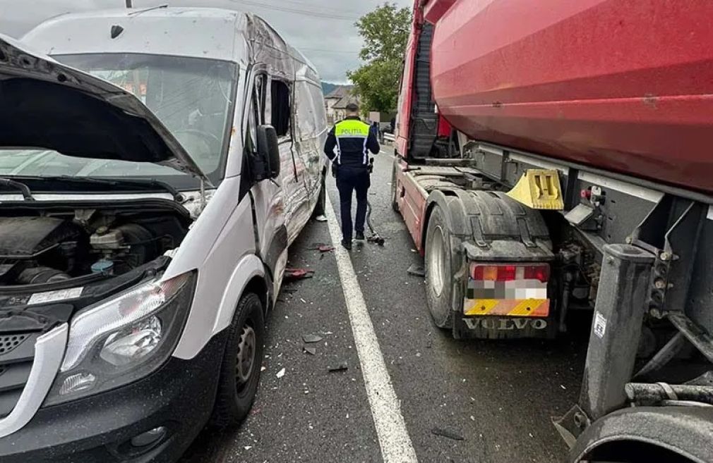 Un camion a lovit un microbuz de transport persoane. Sunt mai mulți răniți
