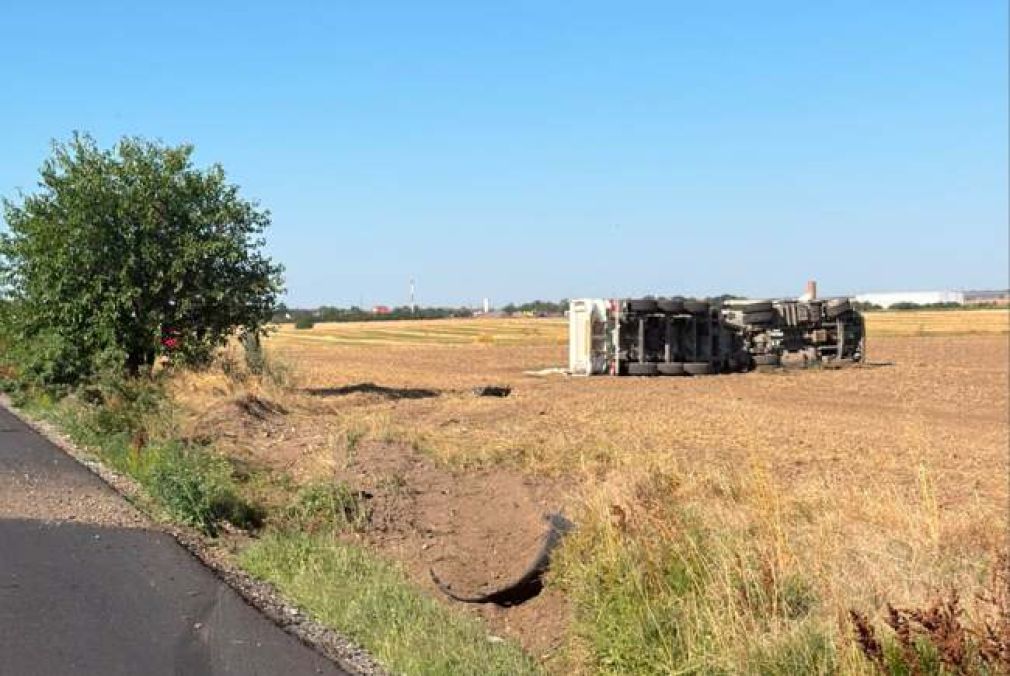Un camion s-a răsturnat pe câmp. Șoferul a ajuns la spital
