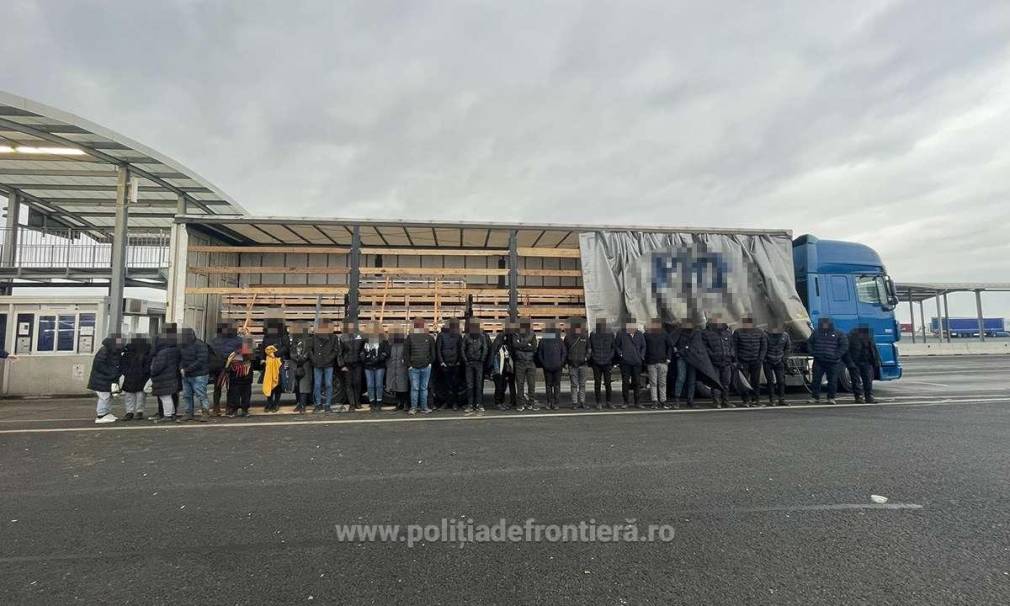 32 de migranţi, găsiți într-un camion cu aluminiu, oprit la Nădlac