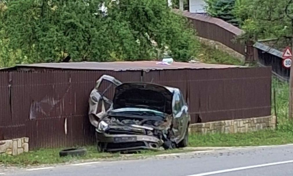 Mașină aruncată în gard de un camion. Mai mulți răniți