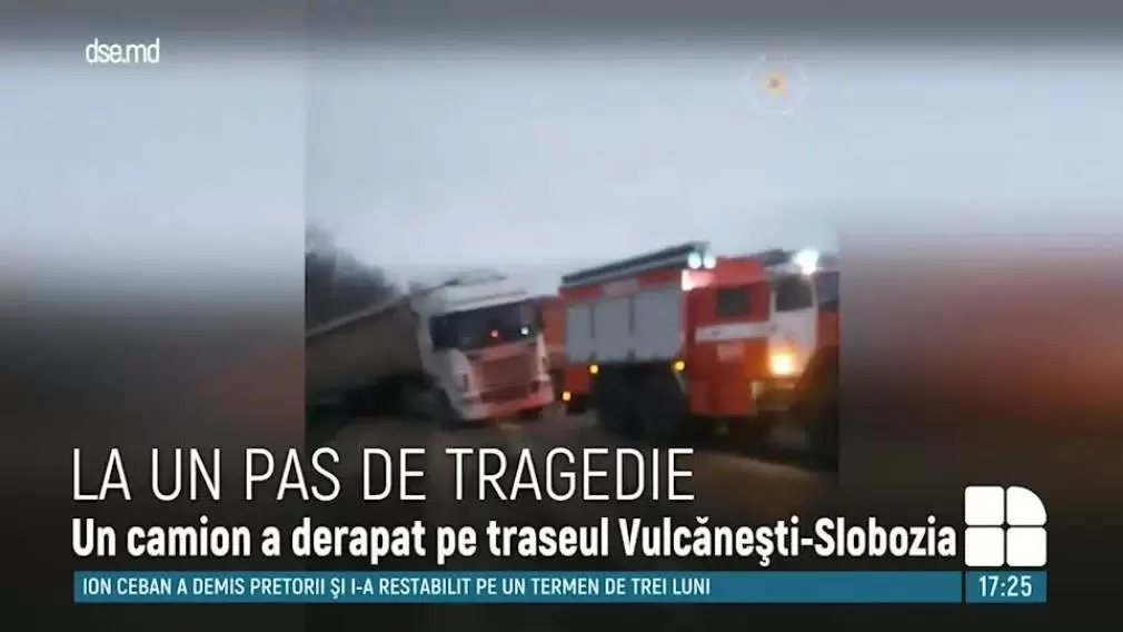 VIDEO. Un camion a derapat de pe traseu şi a ajuns într-un şanţ