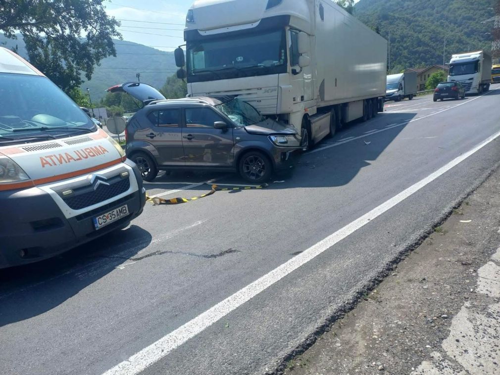 Un autoturism s-a pus de-a latul unui camion
