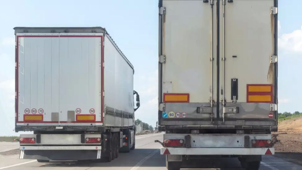 Două camioane au făcut un „baraj” pe autostradă ca să oprească un vitezoman care mergea cu 200km/h