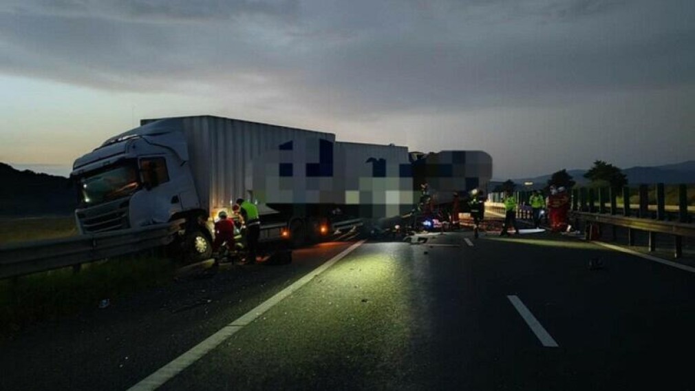 Două camioane de transport colete s-au ciocnit. Un șofer a murit