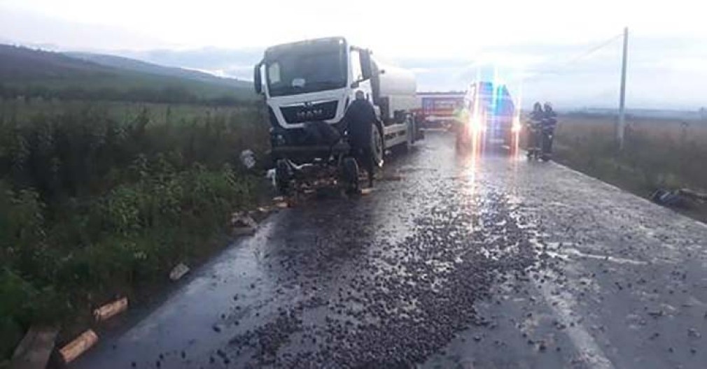 Căruță lovită de un camion care transporta lapte. Două persoane rănite