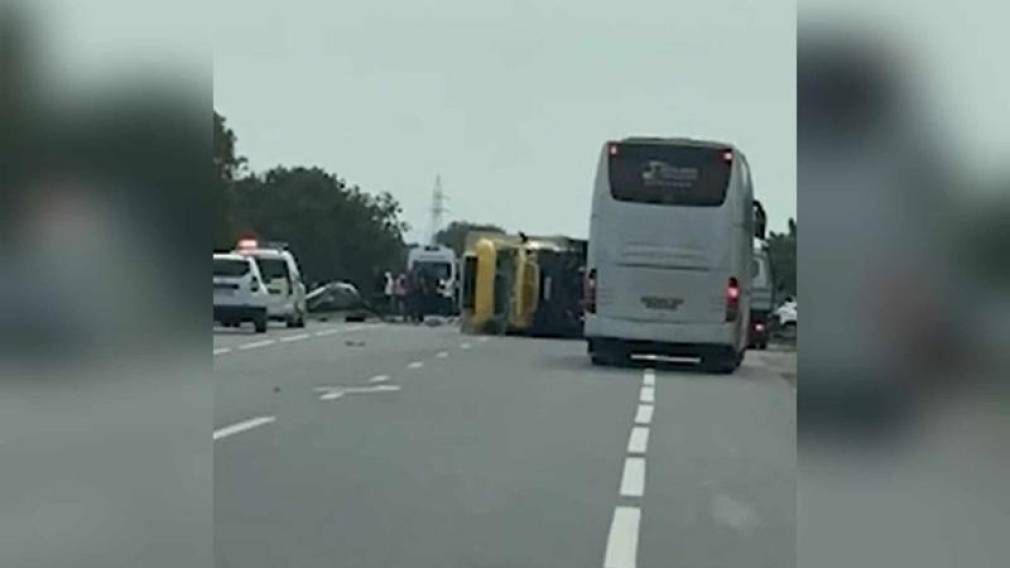 Un camion a fost pus la pământ de o mașină. Cum a fost posibil?