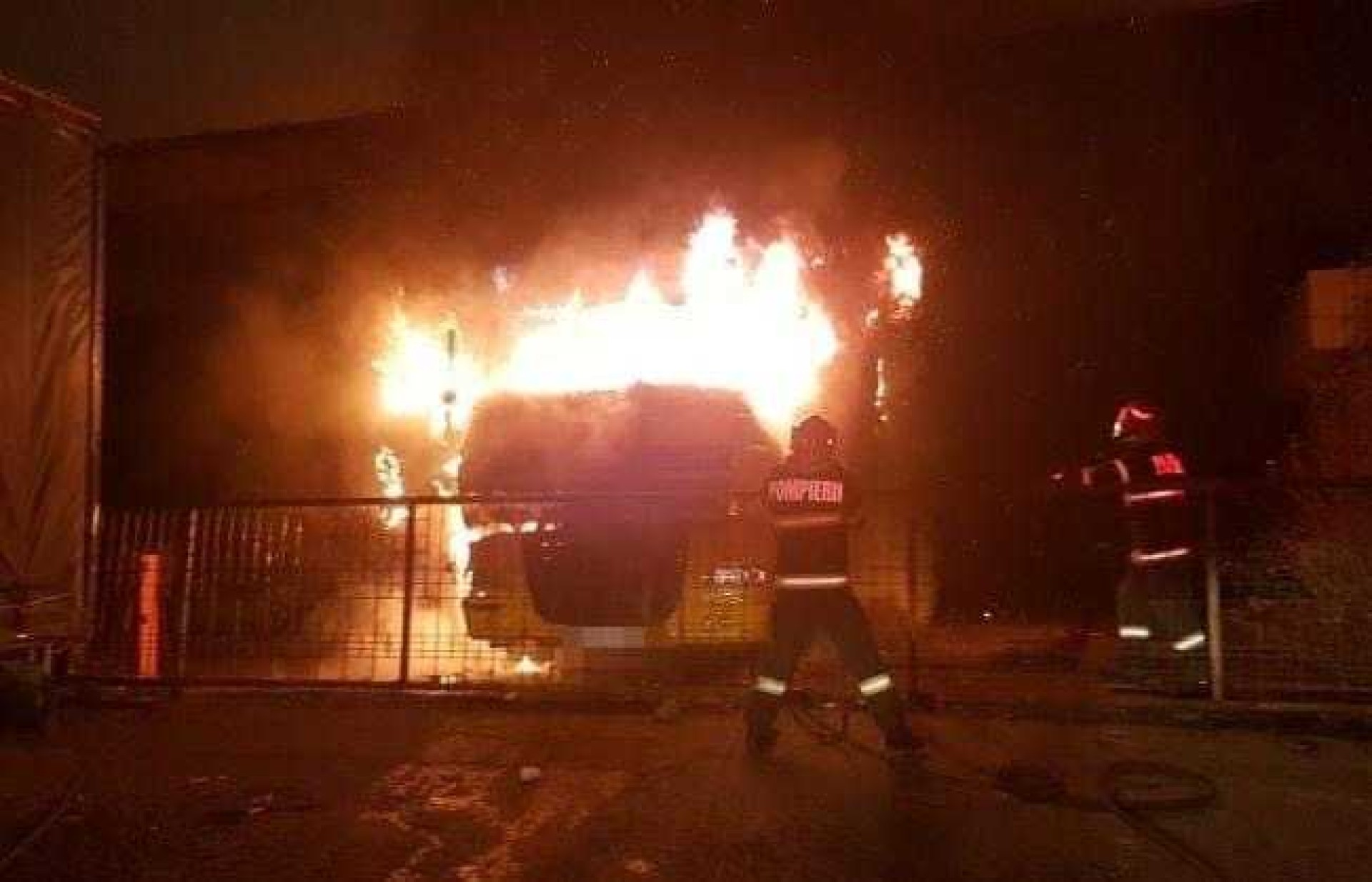 VIDEO Un camion a luat foc, duminică seară, în interiorul Vămii Pitești