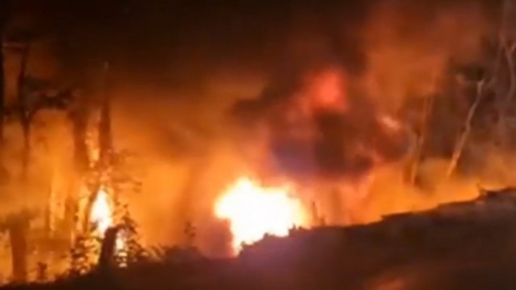 VIDEO. Un camion a luat foc după ce s-a răsturnat între Vâlcea și Pitești