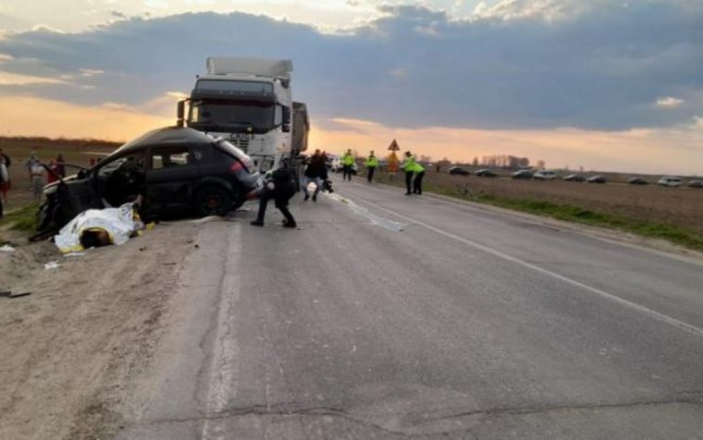 VIDEO Doi fraţi  au murit într-o maşină tractată care s-a ciocnit cu un camion