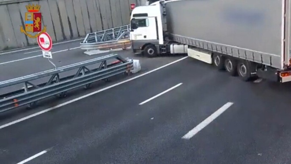 VIDEO 8.000 de euro amendă pentru un șofer de camion care a întors pe autostradă. A fost reținut