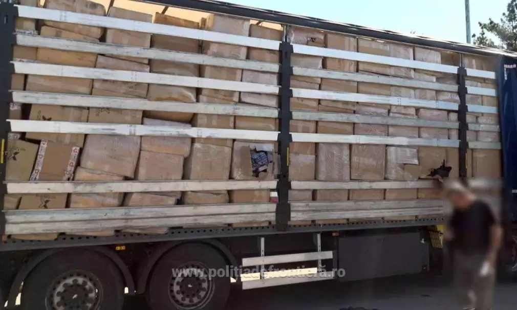 VIDEO Peste 700 de baxuri de îmbrăcăminte, susceptibile a fi contrafăcute, descoperite într-un camion