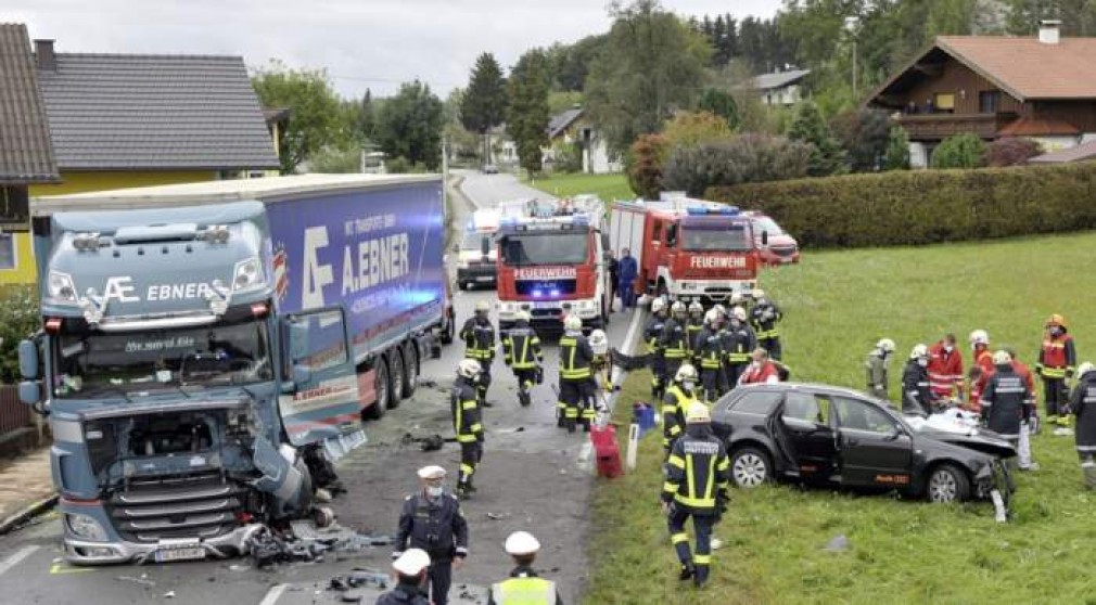 AUSTRIA. O mașină cu 4 români a izbit frontal un camion după o depășire neregulamentară