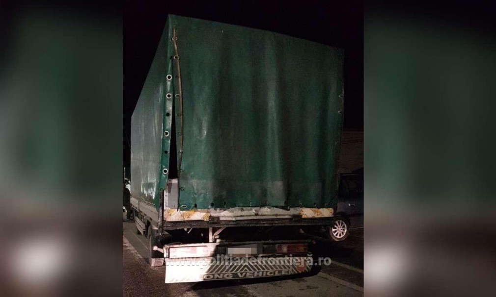 Șofer profesionist român, prins cu 12 migranți în camion